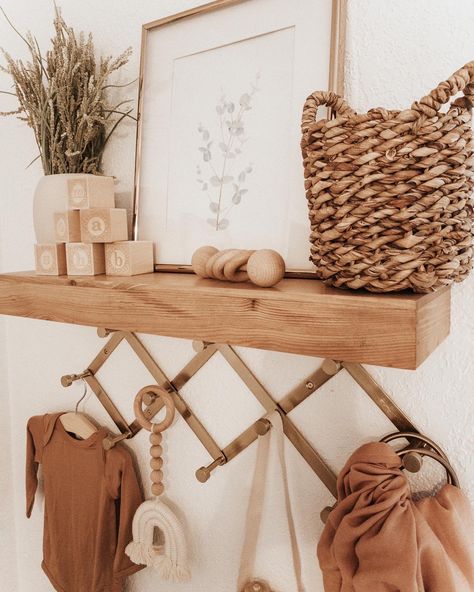 Boho Woodsy Nursery, Natural Boho Nursery, Nursery Boho Neutral, Small Boho Nursery Ideas, Boho Nursery Layout, Boho Changing Table, Boho Flower Themed Nursery, Diy Boho Nursery Decor, Girl Nursery Ideas Boho