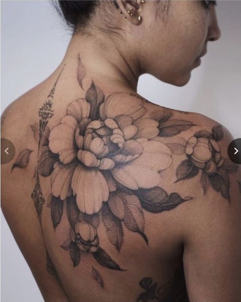 Back Tattoo Women Upper, Floral Back Tattoos, Colour Tattoo For Women, Tattoo Family, Upper Back Tattoos, Feminine Tattoo Sleeves, Back Piece Tattoo, Flower Tattoo Back, Anklet Tattoos