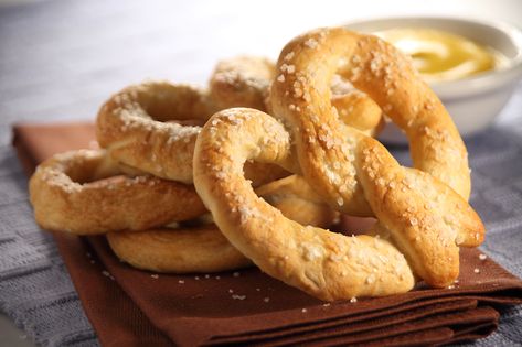 Soft Pretzels – Rhodes Bake-N-Serv Make these popular soft pretzels at home for the whole family to enjoy! Rhodes Bread Recipes, Rhodes Rolls Recipes, Rhodes Bread Dough, Rhodes Recipes, Rhodes Bread, Rhodes Dinner Rolls, Frozen Dinner Rolls, Soft Pretzel Recipe, Frozen Bread Dough