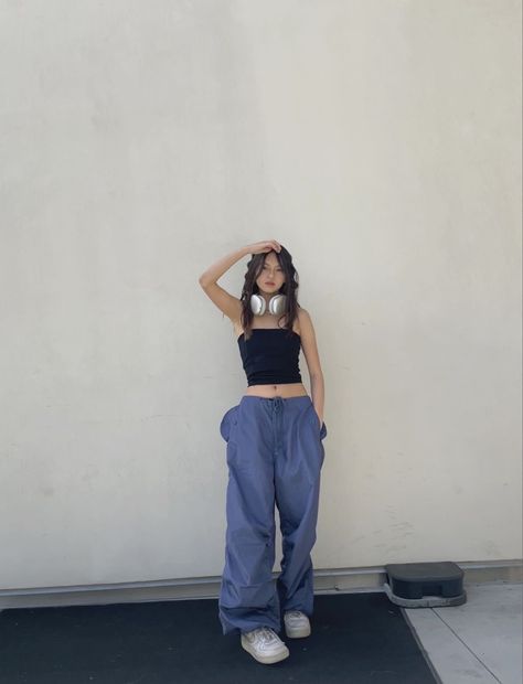 Denim Parachute Pants Outfit, Light Blue Parachute Pants Outfit, Parasut Pants Outfit, Blue Parachute Pants Outfit, Parashoot Pants Outfit, Outfit With Tube Top, Blue Parachute Pants, Parachute Pants Outfit, Apple Headphones