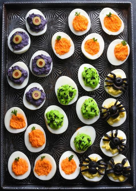 Halloween Deviled Eggs, Halloween Finger Foods, Healthy Halloween Food, Easy Halloween Snacks, Bolo Halloween, Halloween Party Appetizers, Halloween Food Appetizers, Deviled Eggs Easy, Halloween Dishes