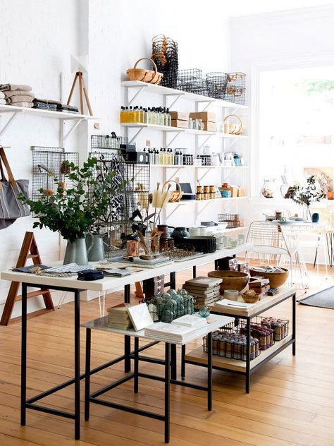 The lofty interior of Showroom, a retail concept store located in Brisbane. Photo – Mindi Cooke for The Design Files. Butik Design, Display Visual Merchandising, متحف فني, Retail Inspiration, Retail Concepts, Store Layout, Interior Vintage, Design Salon, Store Interiors