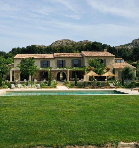 Mas Maussane | Luxury Villa in Les Alpilles, Provence | Red Savannah Provence Villa Interior, Provence Interior Design, Lombok Villa, Modern Kitchen Living Room, Villa Giulia, Provence Interior, Provence House, Country Villa, Luxury Beach Resorts