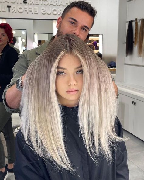 Lowlights In Platinum Blonde Hair, Hair Color For Volume, Platinum Hair With Roots, Brown Hair With Platinum Balayage, Bright Blonde Balayage Dark Roots, Cool Blonde With Dark Roots, Balayage Hair Icy Blonde, White Blonde Dark Roots, Platinum Blonde Hair Shadow Root