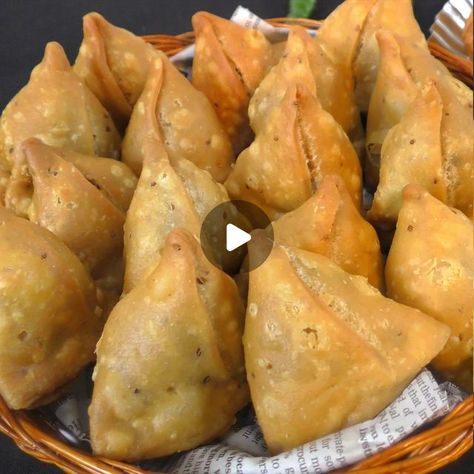 Cook with Parul (ChefParulGupta) on Instagram: "Atta ke Mini  Aloo Samosa | Wheat flour Crispy quick & easy Mini / Nano Samosa 😍  What could be more better than this Hot #samosas . Mini samosa. Kya aapne kabhi mini samosa khaya hai...! 🤤😅 . . • Samosa is a crispy and spicy deep fried snack that has an crisp and flaky outer layer made of Wheat Flour and rich filling of mashed potato,  peas and spices is a popular street food of India.  . So pls do check the recipe on my youtube channel  @cookwithparul  . Ingredients: ================= Wheat Flour - 1.5 cup Sooji/Semolina - 1/2 cup Salt as per taste Ajwain/Carom Seeds - 1 tsp Oil - 1/4 cup  For filling Oil - 2 tbsp Cumin Seeds - 1 tsp Asafoetida - 1/4 tsp Grated Ginger - 1 inch Finely Chopped Green Chilli - 3 Green Peas - 3 tbsp Turmeric Aloo Samosa Recipe, Mini Samosa Recipe, Samosa Recipe Videos, Mini Samosa, Food Of India, Aloo Samosa, Easy Samosa Recipes, Green Chilli Sauce, Carom Seeds