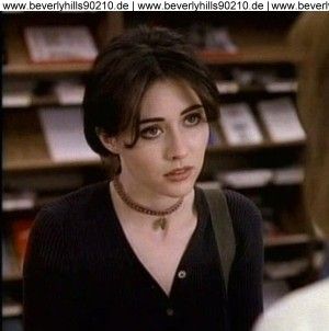 Brenda 90210 Hair, Shannen Doherty 90210, Brenda Walsh Outfits, Beverly Hills 90210 Brenda, Brenda 90210, Shannen Doherty Charmed, 90210 Fashion, Brenda Walsh, 90s Goth