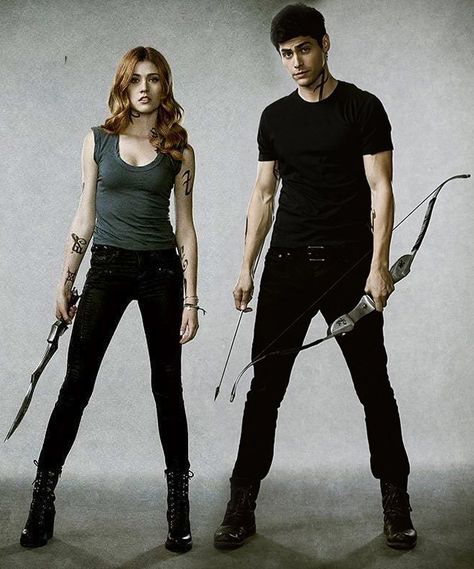 Clary Fray Outfit, Maia Roberts, Shadowhunters Series, Classy Halloween Costumes, Kermit Funny, Hunter Outfit, Clary Fray, Matthew Daddario, Alec Lightwood