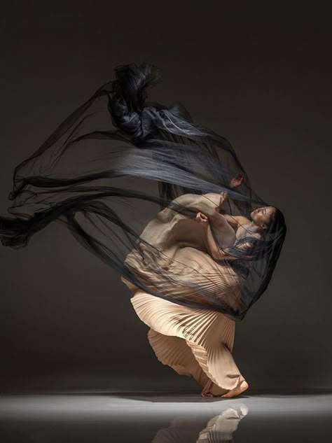 Lois Greenfield, Artistic Portraits, Dance Aesthetic, Art Ballet, Dance Project, Blowing In The Wind, Golden Thread, Foto Poses, Foto Art