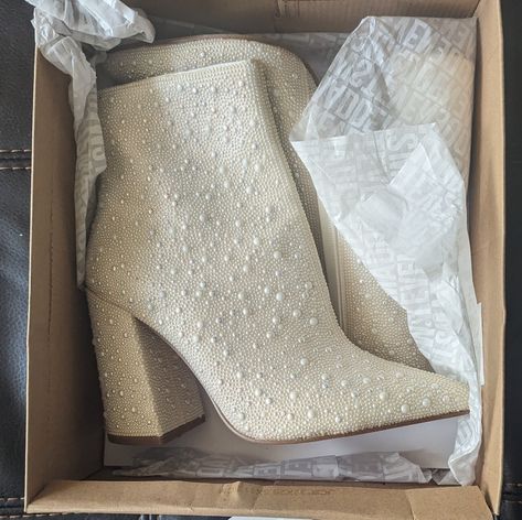 Steve Madden Nelle White Boots, White Pearls, Size 10. New. Never Worn. White Sparkle Cowboy Boots, Cream Boots Outfit, White Wedding Boots, White Reception Dress, Cowgirl Boots Wedding, Winter Wedding Shoes, Pearl Boots, Cowboy Boot Outfits, Cream Boots