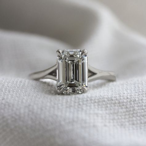 Engagement Ring Split Shank, Split Shank Diamond Ring, Emerald Cut Solitaire Ring, Emerald Cut Moissanite Engagement Ring, 14k Gold Wedding Ring, Emerald Wedding Rings, Split Shank Engagement Rings, Split Shank Ring, Emerald Cut Moissanite