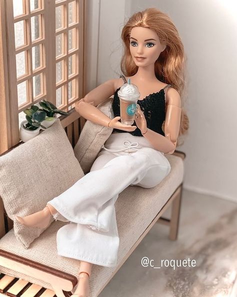 Ageless creativity | Carla Photography (@c_roquete) • Fotky a videa na Instagramu Cat Resting, Barbie Photography, Fashion Dolls Photography, Doll Model, Barbie Family, Busy Street, Curvy Barbie, Photography Professional, Caption This