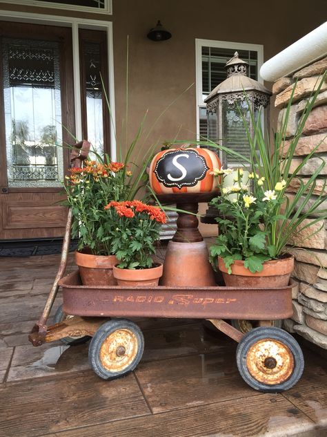 Front Porch Wagon Decor, Old Wagon Decorating Ideas, Antique Front Porch Decor, Wagon Yard Decor, Old Red Wagon Garden Ideas, Vintage Wagon Decor, Vintage Wagon Ideas, Fall Decor With Wagon, Decorating With Old Red Wagons