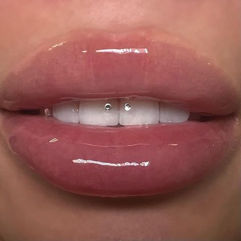 Sassy Aesthetic, Aesthetic Kiss, Teeth Gems, Teeth Aesthetic, Kiss Sticker, Pretty Teeth, Dental Jewelry, Lips Inspiration, Grillz Teeth