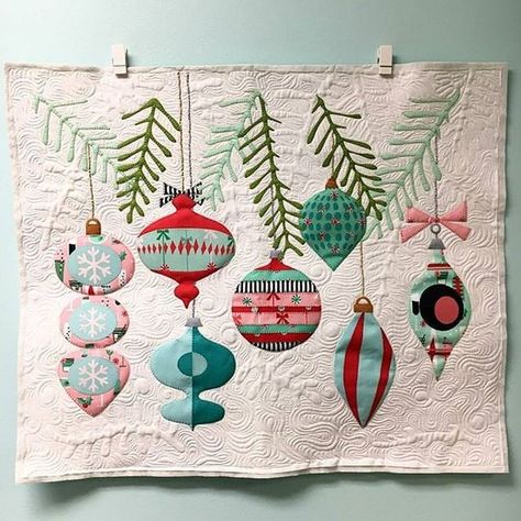 30+ modern Christmas quilt patterns - Swoodson Says Modern Christmas Quilt, Christmas Applique Patterns, Christmas Applique Designs, Christmas Quilting Projects, Retro Christmas Decorations, Christmas Tree Quilt, Christmas Quilting, Christmas Quilt Patterns, Applique Quilt Patterns