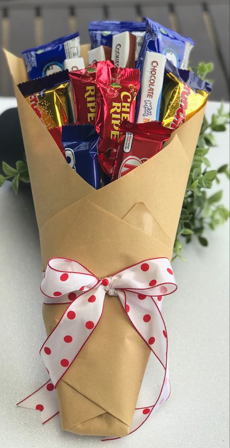 Gift hamper Diy Food Hamper, Small Hamper Gift Ideas, Home Made Hampers Ideas, Small Chocolate Bouquet, Small Christmas Hamper Ideas, Small Chocolate Hamper Ideas, Chocolate Tower Hamper, Small Chocolate Hamper, Food Gift Box