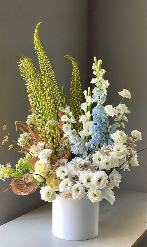 Floral Arrangements Bouquet, Huge Floral Arrangements, Flowers On Vase, Contemporary Bouquet, Elegant Flower Arrangements, Luxury Flower Arrangement, Ftd Flowers, Contemporary Flower Arrangements, Floristry Design