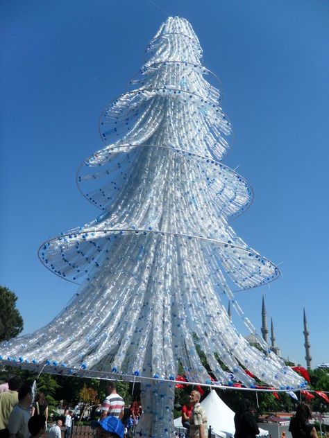 A #Christmas tree made out of #upcycled plastic bottles Plastic Bottle Christmas Tree, Ghibli Sculpture, Recycled Christmas Tree Plastic Bottles, Christmas Tree Outside, Unusual Christmas Trees, Recycled Christmas Tree, Different Christmas Trees, Diy Recycled Projects, Recycling Information