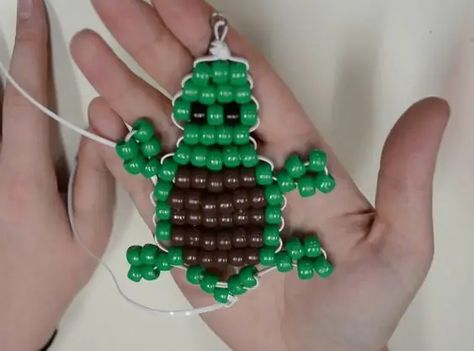 50 Ways to Make Beaded Keychains: Patterns with Tutorials Turtle Bead Keychain, Beaded Horses, Pony Bead Keychains, Bead Turtle, Beaded Keychains Patterns, How To Make Keychains, Bead Pets, Beaded Turtle, Animals Turtle