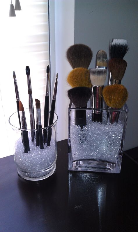 Decoraciones Diy Makeup Brush Holder, Diy Makeup Brush, Makeup Station, Makeup Room Decor, Nail Room, Makeup Brush Holder, Vanity Room, Glam Room, Makeup Rooms