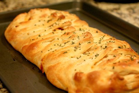 Spaghetti Braid - saucy spaghetti and melted mozzarella all wrapped up in a buttery crescent roll dough.  This is the BEST comfort food EVER, and it's not at all difficult to make! Spaghetti Braid, Cresent Roll Dough, Spaghetti Bread, Nut Tart, Pillsbury Recipes, Sausage Recipe, Eat Beef, Pine Nut, Pasta Ingredients