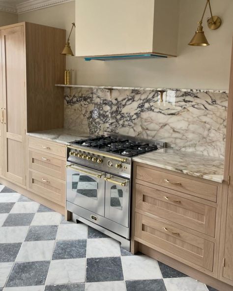 Cook with passion, cook with Lofra. Our range cookers are built to inspire. Pic by: @four__home (Kitchen interior, Kitchen ideas, Home décor ideas, Small kitchen ideas, Kitchen ideas, Luxury kitchen, Modern kitchen design luxury, kitchen décor, kitchen appliances, range cookers) #LofraLove #LuxuryKitchen #LofraUK #luxurykitchenappliances #KitchenDesign #KitchenInspo White Marble Flooring, Interior Kitchen Ideas, Calacatta Marble Kitchen, Marble Floor Kitchen, Calacatta Viola Marble, Kitchen Colour Combination, Modern Black Kitchen, Minimal Kitchen Design, Viola Marble