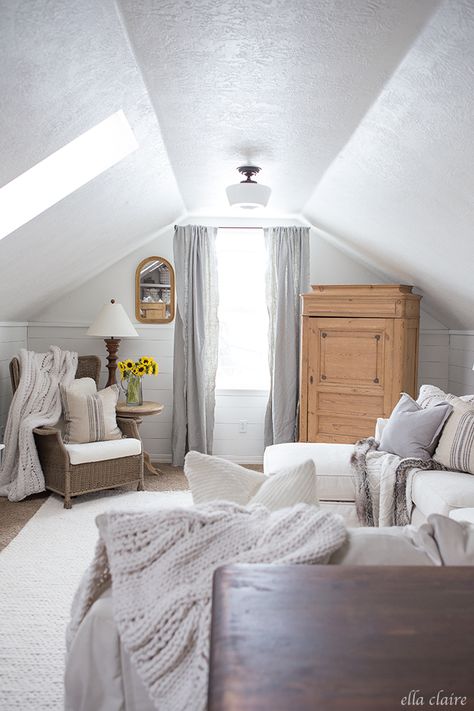 Bonus Room Design, Attic Renovation Ideas, Cottage Shabby Chic, Modern Farmhouse Bedroom, Attic Design, Casa Country, Attic Bedrooms, Attic Renovation, Attic Remodel