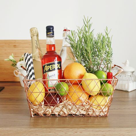 Gift basket - Aperol spritz, DIY gifts, hostess gift, perfect summer gift Diy Christmas Baskets, Summer Gift Baskets, Unique Gift Baskets, Best Gift Baskets, Wine Baskets, Wine Gift Baskets, Deco Originale, Christmas Baskets, Cadeau Diy