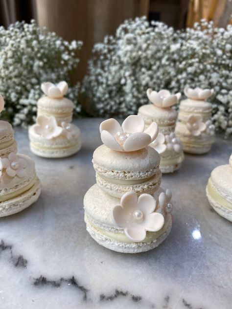 Макарони на свадьбу Macaron Place Setting, Engagement Macarons Ideas, Macaroon Wedding Display, Bride Macarons, Macaron Centerpiece, Wedding Macarons Display, Macaron Wedding Favors, Bridal Macarons, Bridal Shower Macarons