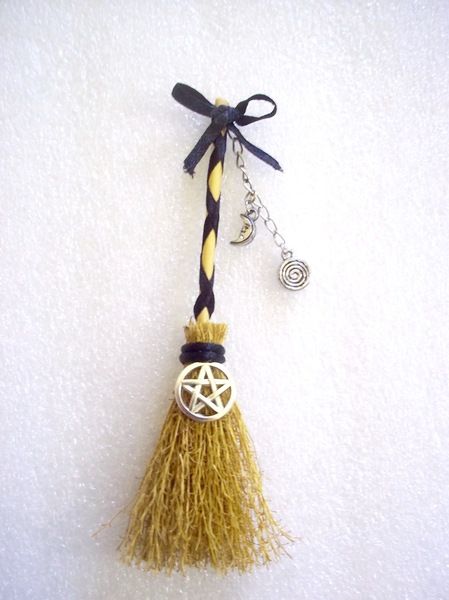 Witch Decorations Diy, Mini Witch Broom, Witchy Ideas, Besom Broom, Witch Pentacle, Witch Decorations, Jewelry Magic, Pagan Crafts, Witchy Art