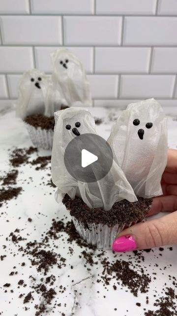 Rachel Lindsay on Instagram: "👻 Who ya gonna call 📞 👻🚫

Rice paper ghosts make the perfect cupcake toppers 👻 These guys are so fun to make and you can shape them however you like 👻

👻 Cut the rice paper into quarters.
👻 Soak them in warm water until they start to soften.
👻 Lay them out onto a sheet of parchment paper and shape them into ghosts 👻
👻 Leave them to set overnight.
👻 Add a face and sit them on your cupcakes 🧁 

#cupcake #cakedecorating #spookyseason #halloweentreats #cakedbyrach #ricepaper #cupcakedecorating" Ghost Pastries, Rice Paper Ghost, Marshmallow Fluff Ghost Cup, Paper Ghosts, How To Make Ghosts, Halloween Cupcakes Glass Shards, Halloween Cupcakes Gore, Gory Halloween Cupcakes, Ghost Cupcakes