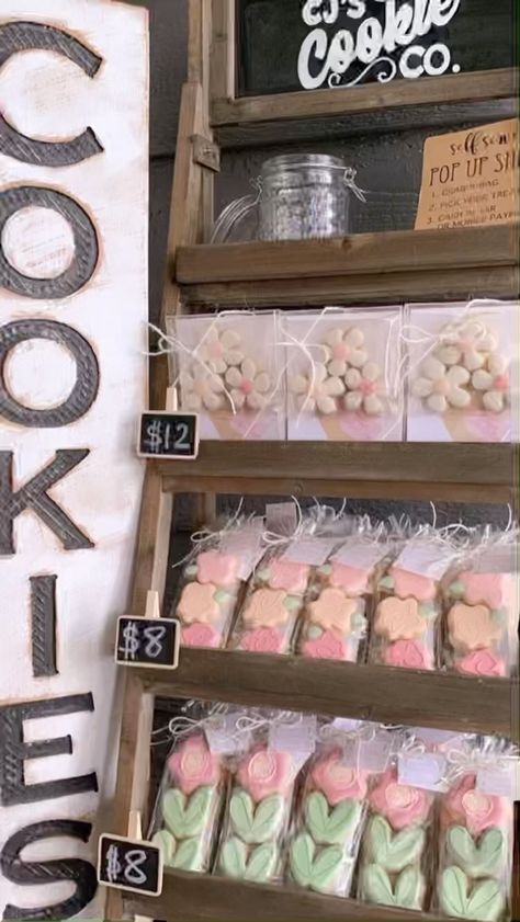 Cookie Displays For Craft Shows, Cookie Stand Ideas, Pop Up Cookie Shop, Pop Up Shop Display Ideas Desserts, Cookie Market Display, Cookie Display Ideas Farmers' Market, Cookie Pop Up Shop, Cookie Vendor Booth Ideas, Cookie Pop Up Shop Display