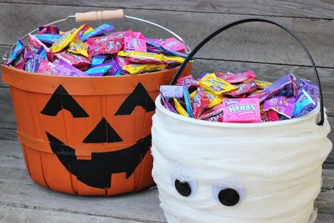 Dress up a wooden basket with a little paint or gauze to make fun Halloween bushel baskets. Trick Or Treat Bucket, Candy Buckets, Moldes Halloween, Fiesta Halloween, Treat Bucket, Candy Bucket, Halloween Buckets, Diy Treats, Diy Cans