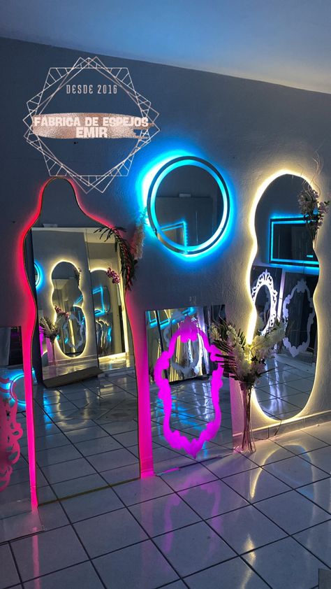 Fabricantes de espejos decorativos modernos para hoteles, salones de belleza, inteligentes y más en Tijuana B.C envíos por Mercado libre pida nuestro link Espejos Aesthetic, Fotos Y2k, Neon Game, Mirror Clothes, Led Lighting Diy, Neon Flex, Gym Aesthetic, Beauty Studio, World Star