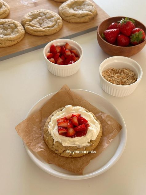 strawberry cheesecake cookies Strawberry And Cream Cookies, Deserts Aesthetic, Best Strawberry Cheesecake, Strawberry Cheesecake Cookies, Recipes Aesthetic, Cheesecake Cookies Recipes, Strawberry Cookie, Whipped Cream Cheese Frosting, Strawberry And Cream