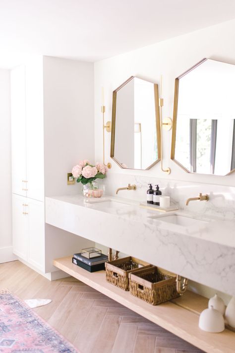 Double Vanity Ideas, Floating Marble Vanity, Bathroom With Marble, Modern Coastal Bathroom, Bathroom Double Sink, Travertine Bathroom, Glamorous Bathroom, Floating Sink, Sink Decor