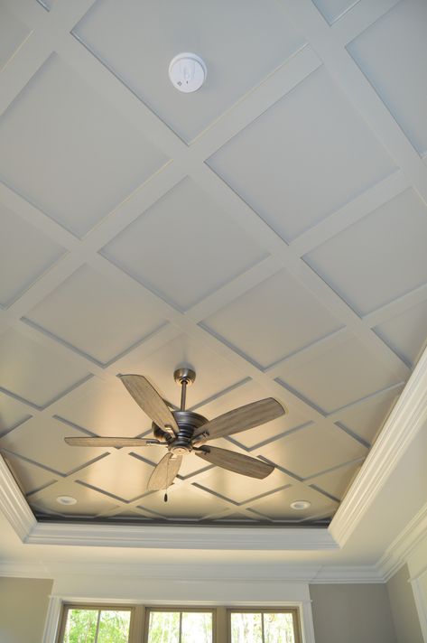 Criss Cross Ceiling Design, New Pop Design Bedroom, Modern Molding Ceiling, Bedroom Interior Ceiling Design, Pop Design For Porch Ceiling, Octagon Tray Ceiling Ideas, Bedroom Roof Ceiling Design, Pop Room Design, Falceiling Design