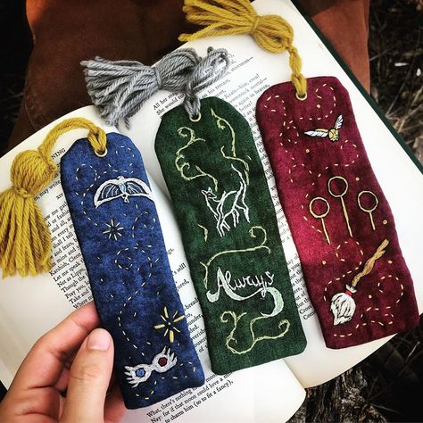 Hufflepuff Diy Crafts, Harry Potter Sewing Projects, Harry Potter Sewing, Harry Potter Hand Embroidery Patterns, Hufflepuff Bookmark, Hogwarts Bookmark, Hp Embroidery, Harry Potter Handmade, Harry Potter Embroidery