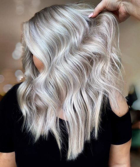 Beige Lowlights, White Hair Highlights, Straight Hair Highlights, White Blonde Highlights, Silver Hair Highlights, Balayage Straight, Blonde Lowlights, Gray Balayage, Grey Curly Hair