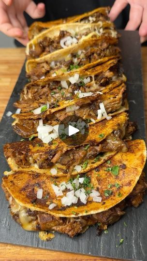 2.1M views · 361K reactions | Cocinando para mi novio: Le hago unos tacos de birria 🌮✨
•
Hace semanas me vengo encontrando con los videos de @whoisroro y algunas veces me han dicho que me parecía a ella, por usar anteojos, asumo 😂 Asi que se me ocurrió hacer un video como los que hace Roro, metiendole un poco de humor, obvio! 
•
Y aprovecho para decirles que los tacos salieron increíbles 🤤 Les dejo los ingredientes por si quieren hacerlos;
- 6 Tomates 🍅 
- 1 Cebolla Blanca 🧅 
- 6/8 Dientes de Ajo 🧄 
- 6 Chiles Ancho, 4 Chiles Guajillo y 1 Chile de Árbol 🌶️ 
- Sal, Comino, Pimienta Gorda, Canela, Pimienta Negra, Oregano 🌿 
- 1 Litro de Agua 💧 
- 1.5kg Asado (o alguna carne sabrosa)
•
Les gustó este estilo de video? A mi me divirtió mucho hacerlo! ❤️
•
#receta #recetas #recetafácil Birria Tacos, Chile Guajillo, Tacos, Humor, Canela, Humour