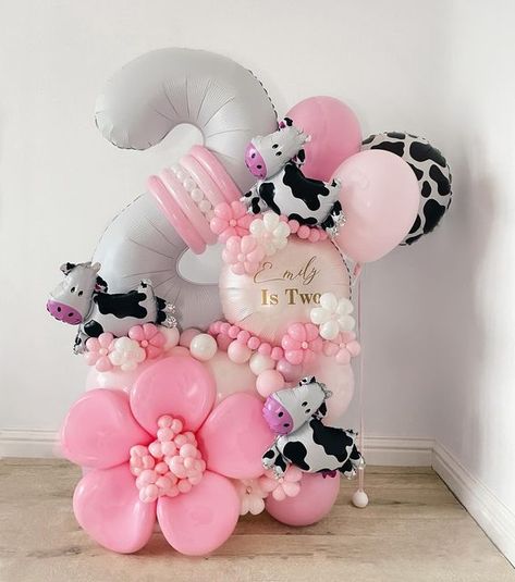 Farm Balloon Bouquet, Cow Balloon Bouquet, Pink Cow Birthday Party Ideas, Happy Birthday Emily, Barn Birthday Party, Birthday Cow, Bobo Balloons, Cow Birthday Parties, Farm Themed Party