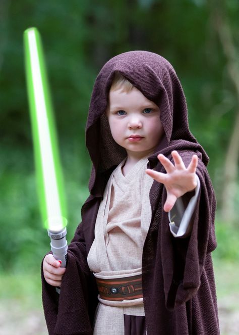 Star Wars Birthday Photo Shoot, Star Wars Photoshoot Ideas, Star Wars 1st Birthday Photo Shoot, Star Wars First Birthday Photoshoot, Starwars Photoshoot, Star Wars Poses, Jedi Photoshoot, Lightsaber Photoshoot, Star Wars Kid Costume