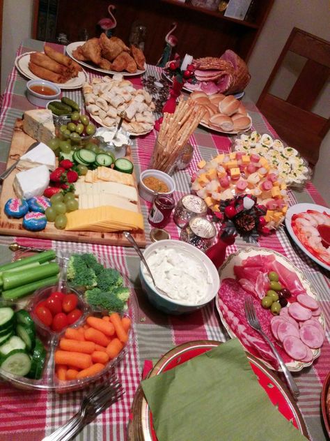 boxing  day buffet English Buffet Food, Boxing Day Dinner Ideas, Boxing Day Buffet Ideas Uk, Boxing Day Food Ideas, Boxing Day Buffet Ideas, Boxing Day Party, Boxing Day Buffet, Boxing Day Food, Christmas Dinner Party Decorations