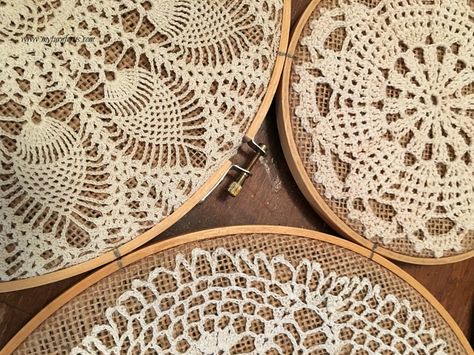 Vintage Crochet Doilies on Embroidery Hoops Collage Wall Decor      http://www.myturnforus.com/2016/05/vintage-crochet-doilies-on-embroidery.html Framed Doilies, Doilies Diy, Wall Hanging Embroidery, Collage Wall Decor, Hanging Embroidery, Embroidery Hoop Decor, Doily Art, Crochet Blanket Edging, Bobble Crochet