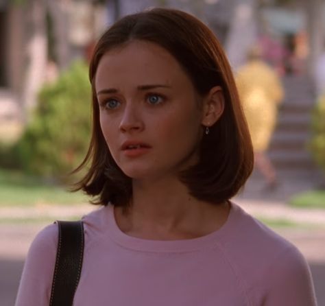 Rory Gilmore Bob, Rory Gilmore Hair Short, Rory Short Hair, Rory Gilmore Short Hair, Rory Gilmore Haircut Season 1, Rory Gilmore With Short Hair, Roy Gilmore, Rory Gilmore Season 3 Hair, Rory Gilmore With Pink Hair