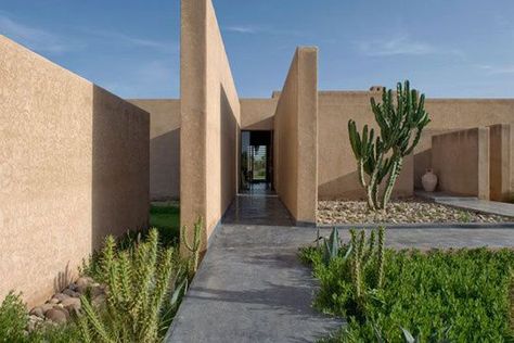 Ocre majeur à Marrakech - Côté Maison Dark Concrete Floors, Rammed Earth Homes, Modern Desert, Earthy Style, Rammed Earth, Desert Homes, Dream House Exterior, Residential Building, Architecture Project