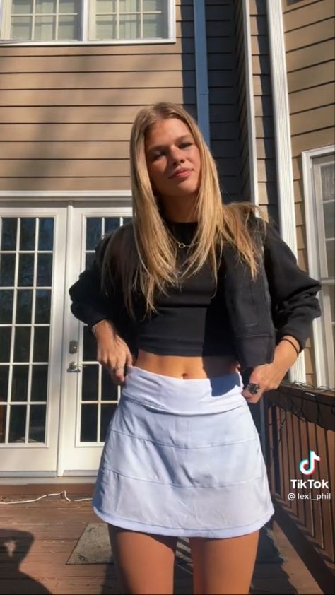 Black Lululemon Skirt Outfit, Lulu Skirt Outfit Ideas, White Lulu Skirt Outfit, Lulu Skirt Outfit, Lululemon Skirt Outfit, Black Tennis Skirt Outfit, Golf Swag, Lulu Shirt, Casual Outfit Idea