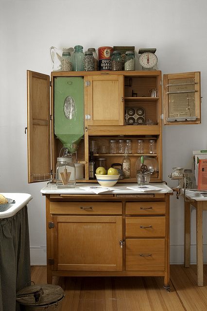 Early 20th C Hoosier cabinet.  Mine was my Great-Aunt's; it has a roll-top in the centre-right opening. Hoosier Cabinets, Old Fashioned Kitchen, Hoosier Cabinet, Deco Retro, Kitchen Cupboard, Old Kitchen, Counter Tops, Kitchen Cupboards, Küchen Design