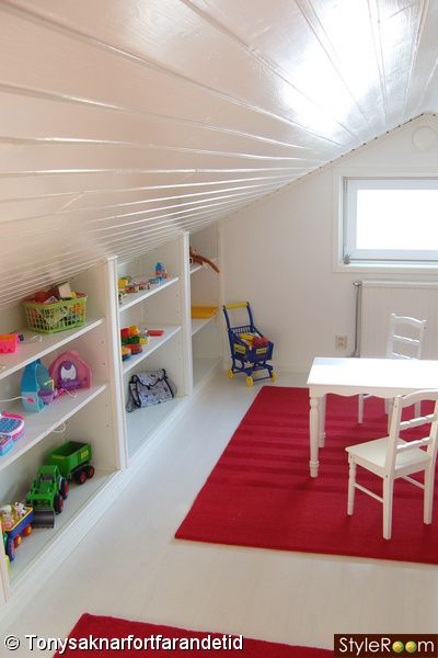 Snedtak - En klippbok om inredning Low Eaves Attic Bedroom, Under Eaves Playroom, Playroom Slanted Ceiling, Playroom Ideas Attic, Small Loft Ideas Upstairs Kids, Slanted Roof Storage Ideas, Low Ceiling Playroom, Attic Eaves Ideas, Attic Space Playroom