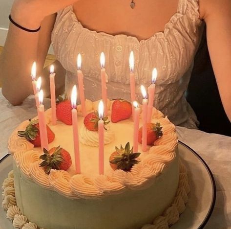 Bolo Tumblr, Cute Birthday Pictures, Läcker Mat, Pretty Birthday Cakes, Bday Girl, Think Food, Cute Birthday Cakes, Tapeta Pro Iphone, Birthday Photoshoot