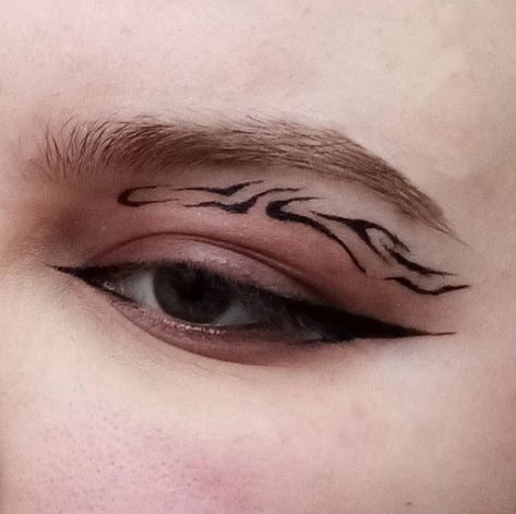 Wolf Eyeliner, Color Eyeliner Makeup, Blue Eyeliner Makeup, Day Makeup Looks, Graphic Makeup, Work Makeup, Graphic Eyeliner, Eye Makeup Designs, Dope Makeup